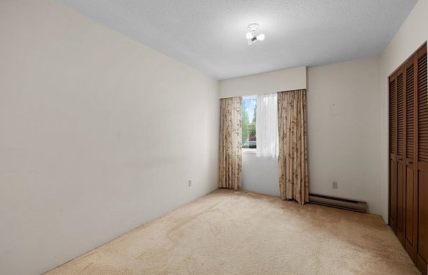 2676 W 33rd Avenue MacKenzie Heights