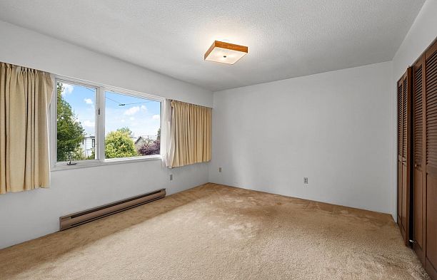 2676 W 33rd Avenue MacKenzie Heights