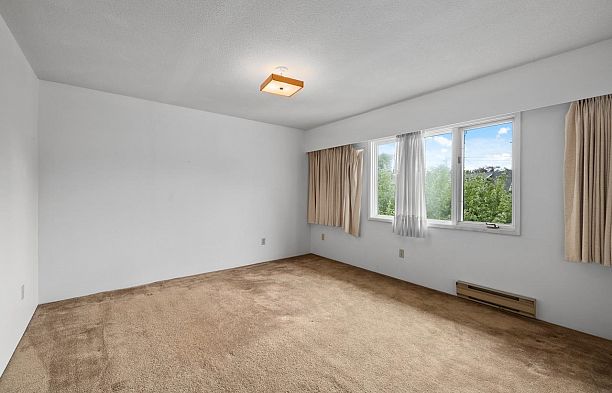 2676 W 33rd Avenue MacKenzie Heights