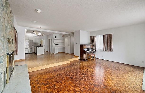 2676 W 33rd Avenue MacKenzie Heights