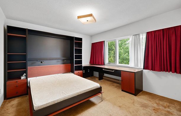 2676 W 33rd Avenue MacKenzie Heights