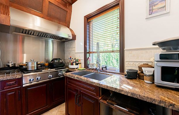 2502 W 36th Avenue MacKenzie Heights