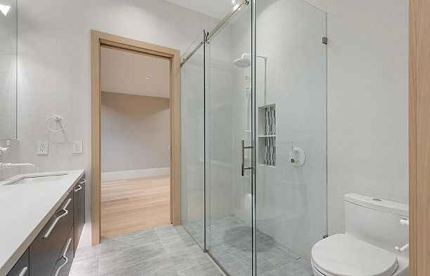 1 2128 W 21st Avenue Arbutus