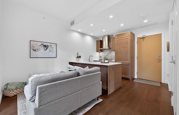 408 5681 Birney Avenue University VW