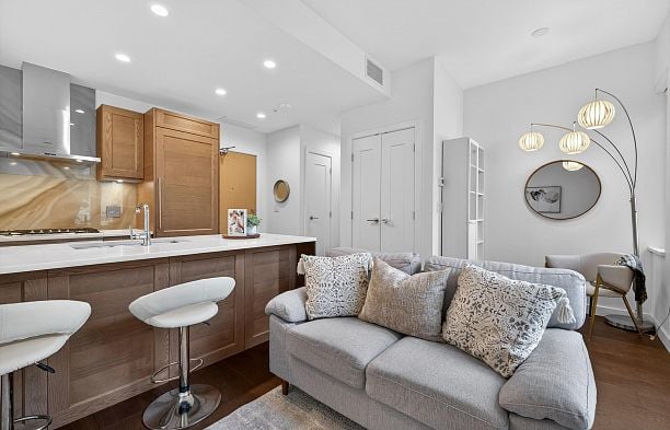 408 5681 Birney Avenue University VW