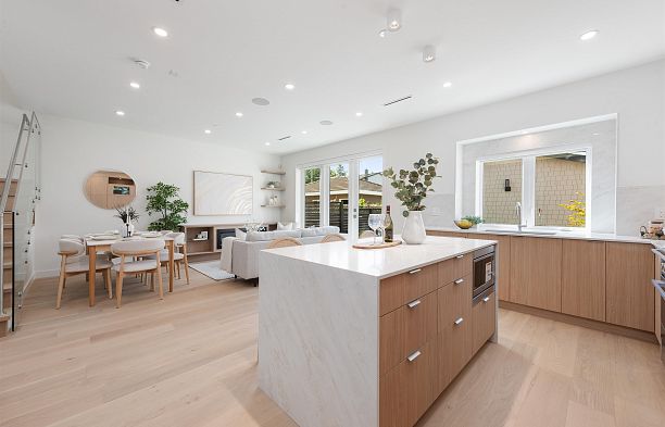 2 2750 W 19th Avenue Arbutus