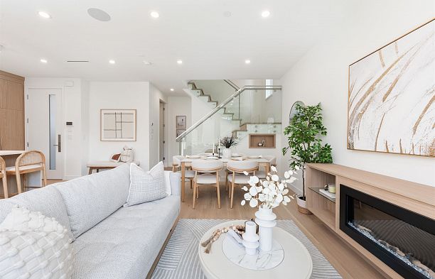 2 2750 W 19th Avenue Arbutus