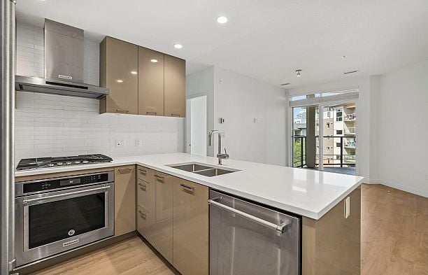 #410 3581 Ross Drive University VW