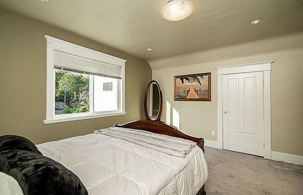 22 E 18th Avenue Main