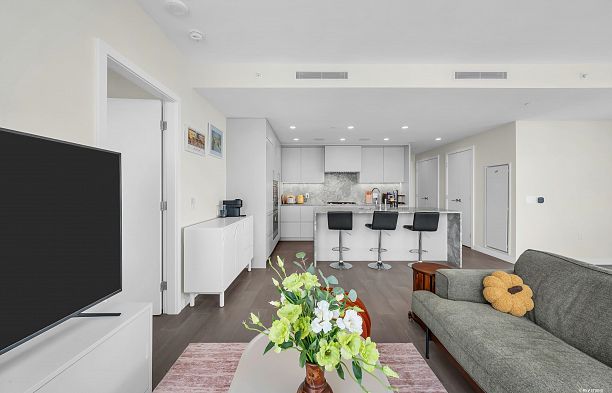 1906 7433 Cambie Street South Cambie