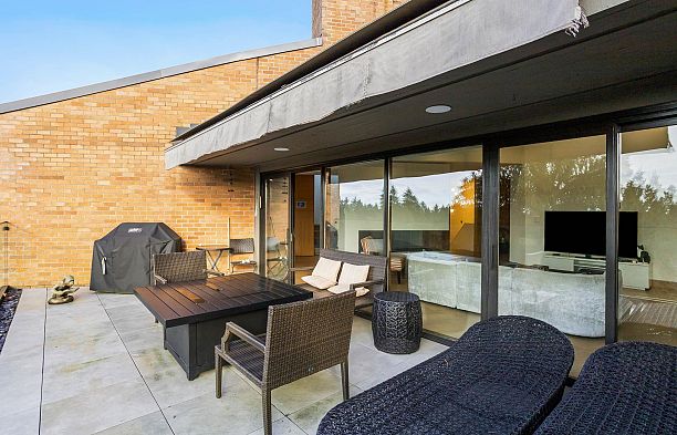 7353 Yew Street Southlands