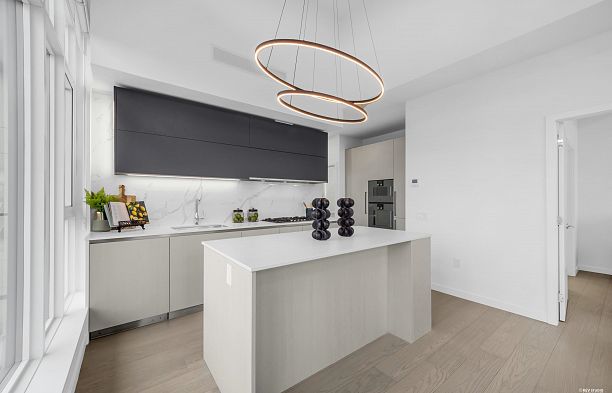 1001 8415 Granville Street S.W. Marine