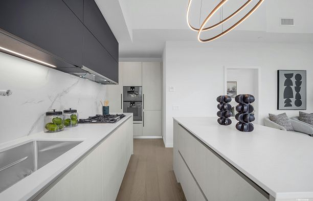 1001 8415 Granville Street S.W. Marine