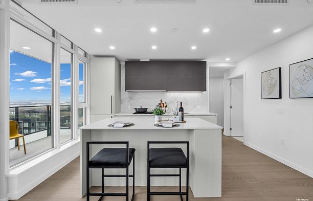 805 8415 Granville Street S.W. Marine