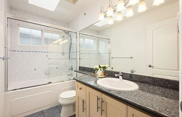 2818 W 19th Avenue Arbutus