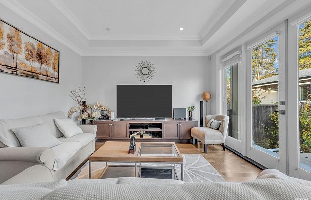 7458 Maple Street S.W. Marine