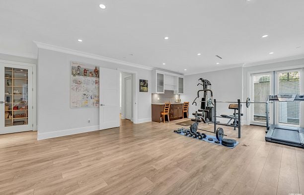 7458 Maple Street S.W. Marine