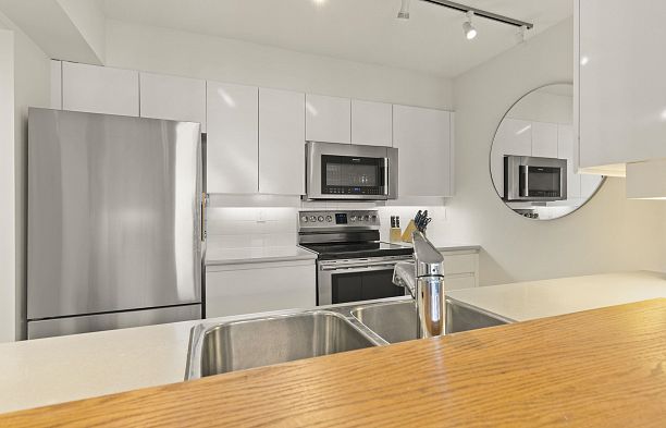 904 2288 Pine Street Fairview VW