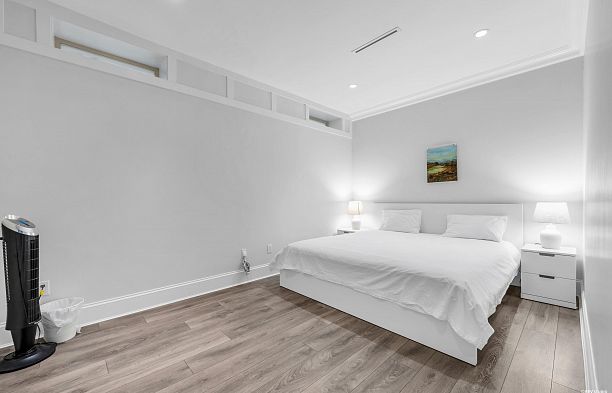 7458 Maple Street S.W. Marine