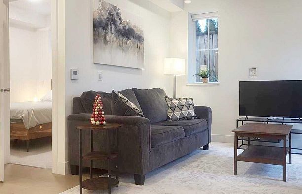 922 W 49th Avenue South Cambie