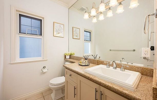 2818 W 19th Avenue Arbutus