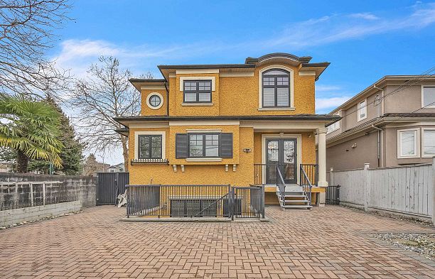 3593 Mackenzie Street Arbutus