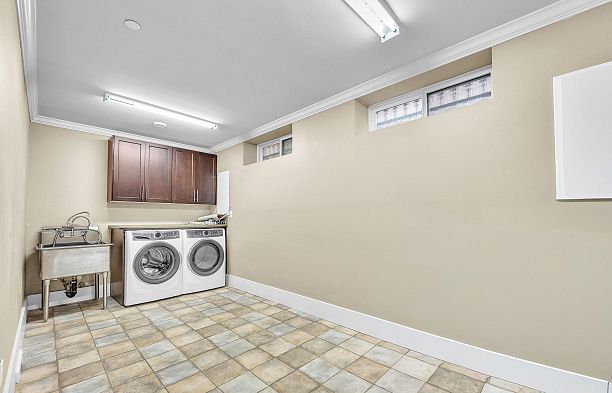 3593 Mackenzie Street Arbutus