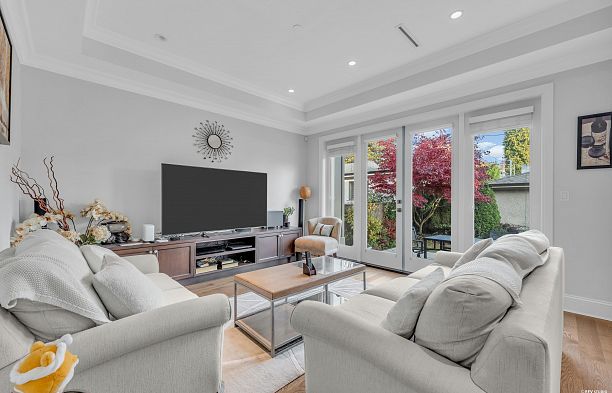 7458 Maple Street S.W. Marine