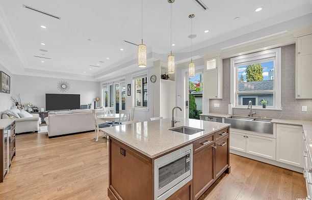 7458 Maple Street S.W. Marine