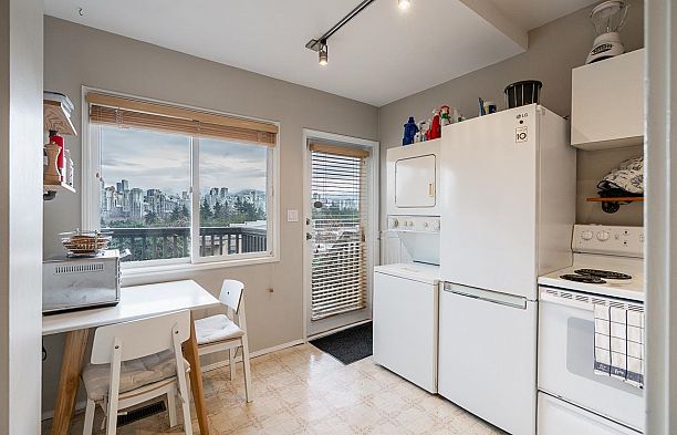 967 W 8th Avenue Fairview VW