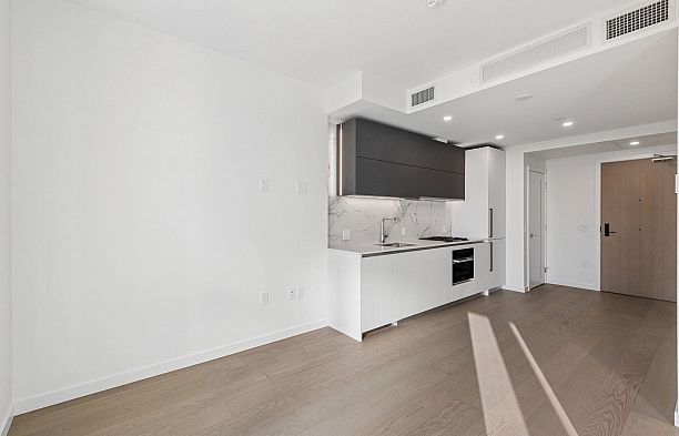 606 8415 Granville Street S.W. Marine