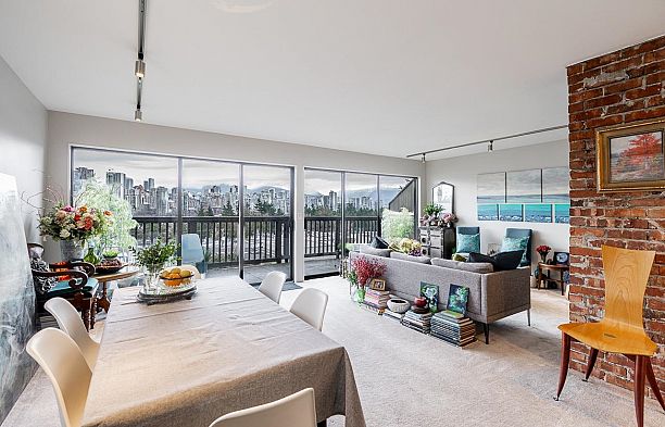 967 W 8th Avenue Fairview VW