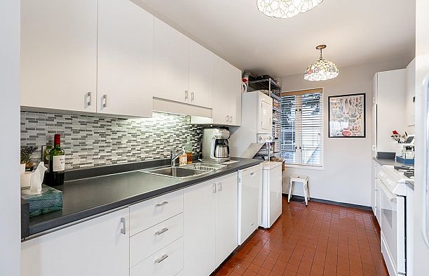 967 W 8th Avenue Fairview VW