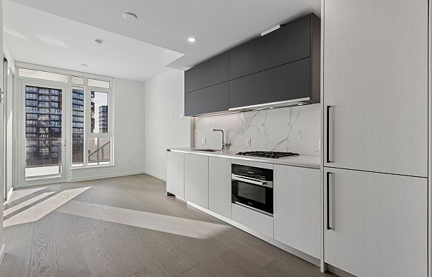 606 8415 Granville Street S.W. Marine