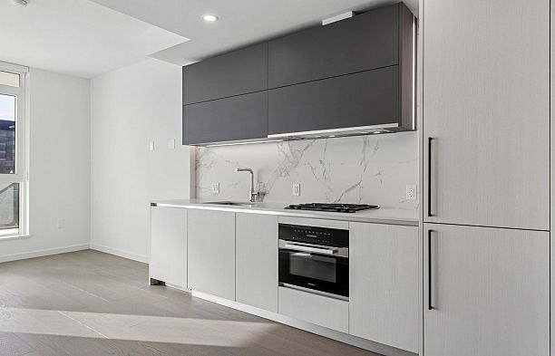 606 8415 Granville Street S.W. Marine