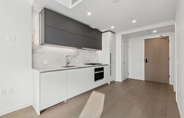 606 8415 Granville Street S.W. Marine