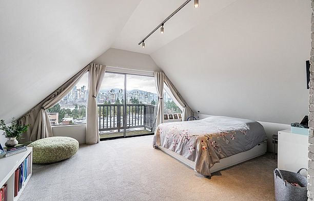 967 W 8th Avenue Fairview VW