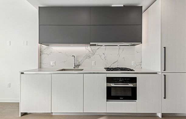 606 8415 Granville Street S.W. Marine