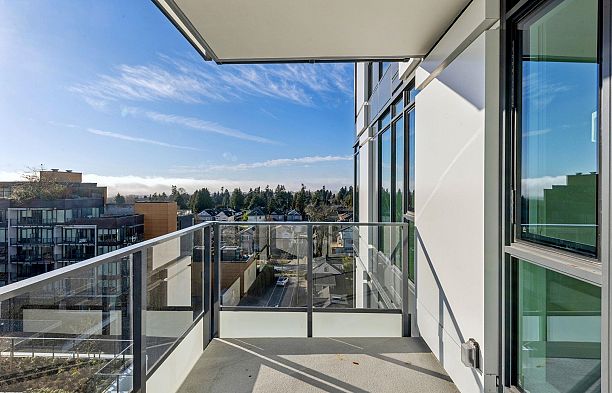 606 8415 Granville Street S.W. Marine