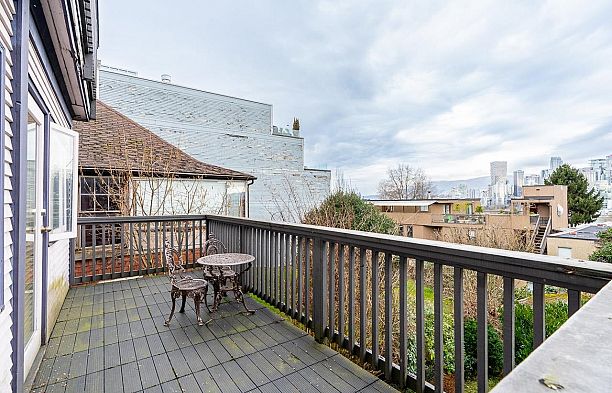 967 W 8th Avenue Fairview VW