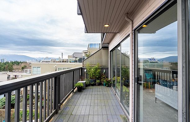 967 W 8th Avenue Fairview VW