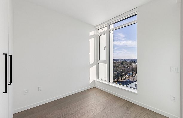 606 8415 Granville Street S.W. Marine