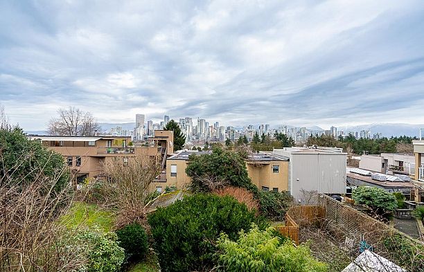 967 W 8th Avenue Fairview VW