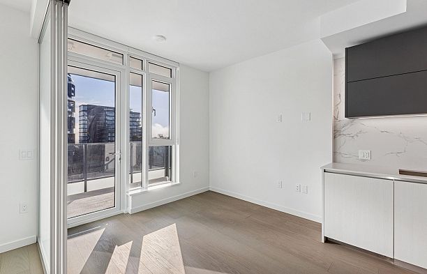 606 8415 Granville Street S.W. Marine