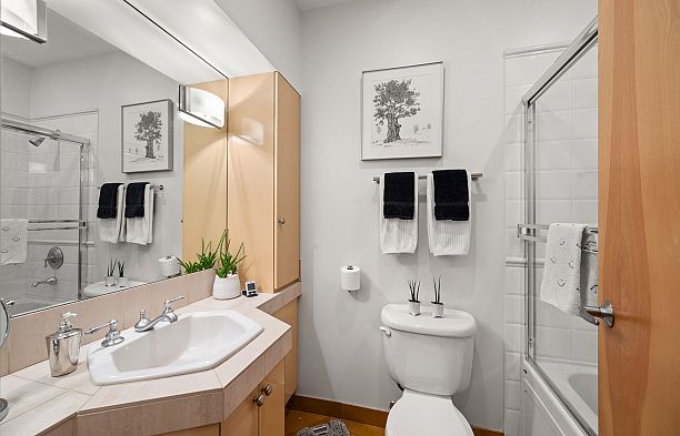 202 1750 W 2nd Avenue False Creek