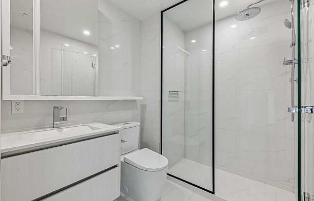 606 8415 Granville Street S.W. Marine