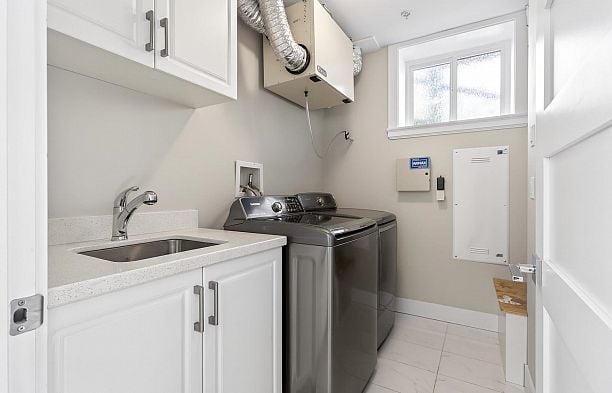 2989 W 32nd Avenue MacKenzie Heights