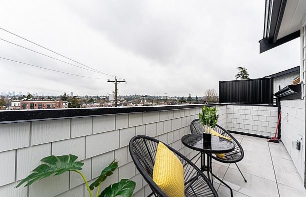 2 2837 Oliver Crescent Arbutus