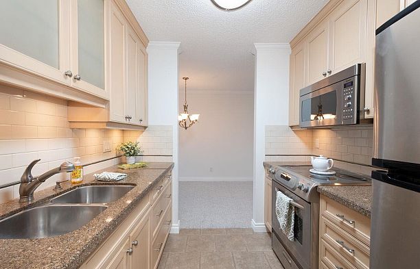 207 333 Wethersfield Drive South Cambie