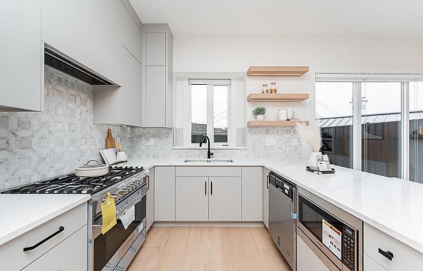 2 2837 Oliver Crescent Arbutus